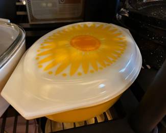 Vintage Pyrex casserole dish with lid "Daisy and Sunflower"