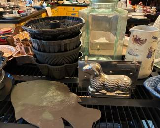 Cake pans and bundt pans