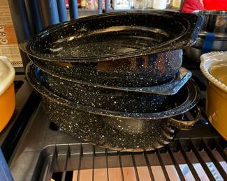 Black-speckled enamelware oval roasting pans with lids