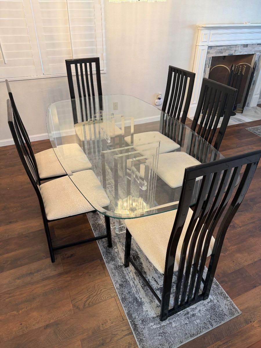 Dinning table w 6 chairs