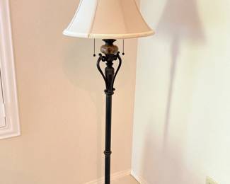 41 TraditionalBronzeFinishFloorLamp