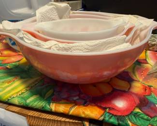 Rare Pyrex Pink Goosberry mixing bowl set