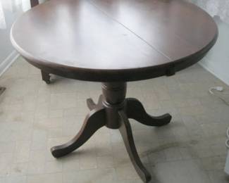 PEDESTAL TABLE