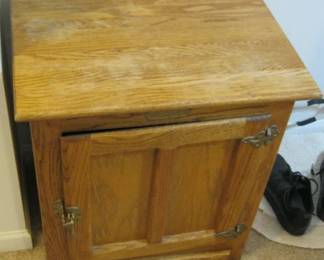 OAK END TABLE