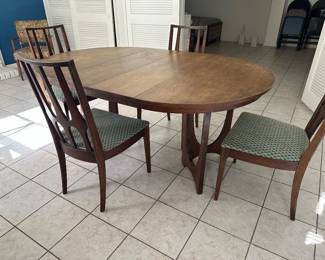Amazing MCM Broyhill Brasilia walnut table,2 leaves and 4 Brasília chairs!