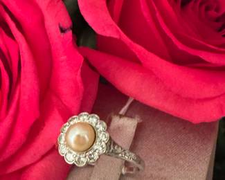 #22 - $250 - Platinum ring setting pearl in a a daisy of diamonds - sz 5.5 