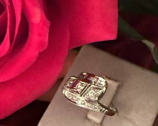 #7 - $800 - Vintage 14kt white gold ring with diamonds . 5.5gr. Size 6.5