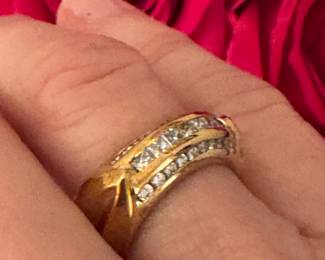 #1 - 18 kt gold band sz 6. 3 rows of diamons round - 9.43 gr. Color H - Clarity VS2 - SI1 - $1,200