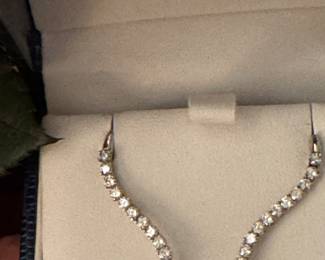 #19 - $380 - Approx 1 ctw diamonds earrings dangle 14kt white gold. 0.20 gr. 