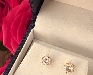 B- $900 - 0.92 ctw diamonds round studs earrings on 14kt yellow  gold - VS2 -SI1 approx - 1.4 gr.