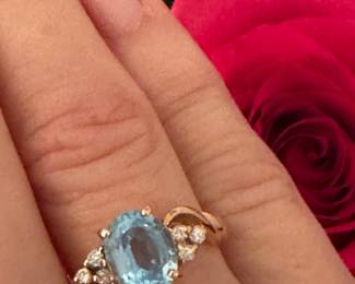 $400 - 14kt gold topaz & diam - 3.96gr 