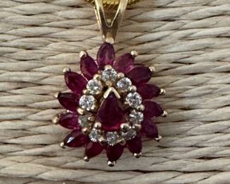 $195 - 14kt gold pendant ruby / diam - 2.67 gr 