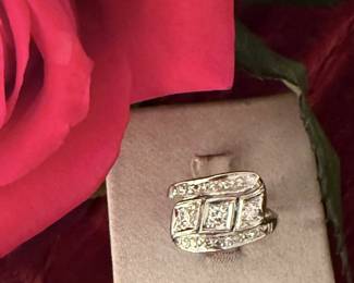 #7 - $800 - Vintage 14kt white gold ring with diamonds . 5.5gr. Size 6.5