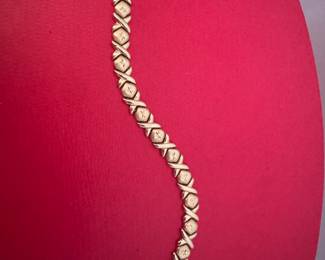 $490 - 14kt gold bracelet 7 1/4" L -8.36 gr 
