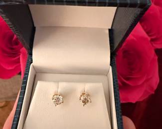 B- $900 - 0.92 ctw diamonds round studs earrings on 14kt yellow  gold - VS2 -SI1 approx - 1.4 gr.