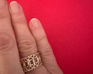 $225 - 10kt gold reticulated ring 3.60 gr ring. sz 7 1/2 white /yellow gold 