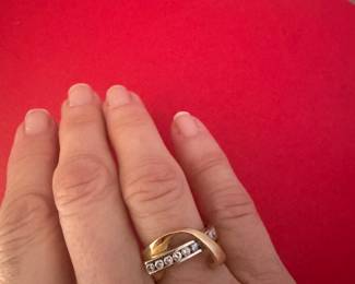 $550 - 14kt yellow gold ring with diamonds 6.94 gr. Size 6 1/2