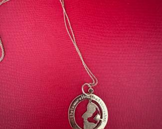 $348 - 14kt gold pendant & chain 5.04gr total 