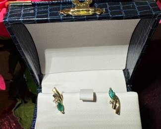 #30 - $325 - Emerald & Diam earrings 14kt yellow gold 2.2gr. 