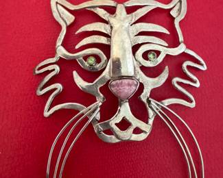 #15 - $200 - Jen Thunderhorse artist (Philadephia) well know for her Southerwestern silver jewelry 1980's - Tiger face brooch with peridot eyes, 