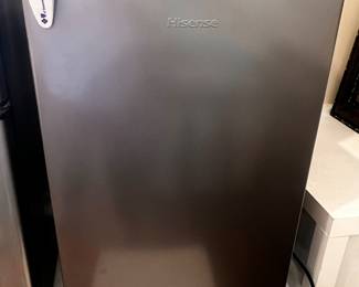 Mini fridge with freezer