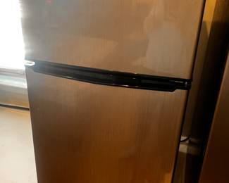 Mini fridge with freezer