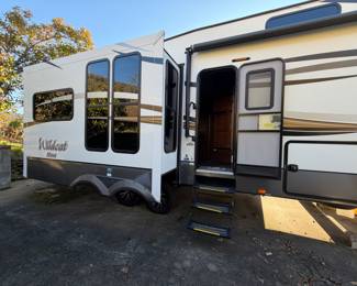 2015 Forest River Wildcat 5th wheel RV. Absolute pristine condition. Available for presale. Message for details.