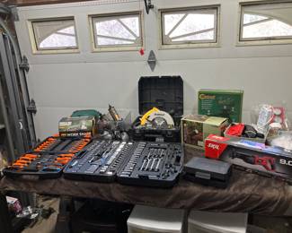 Assorted screw drivers 