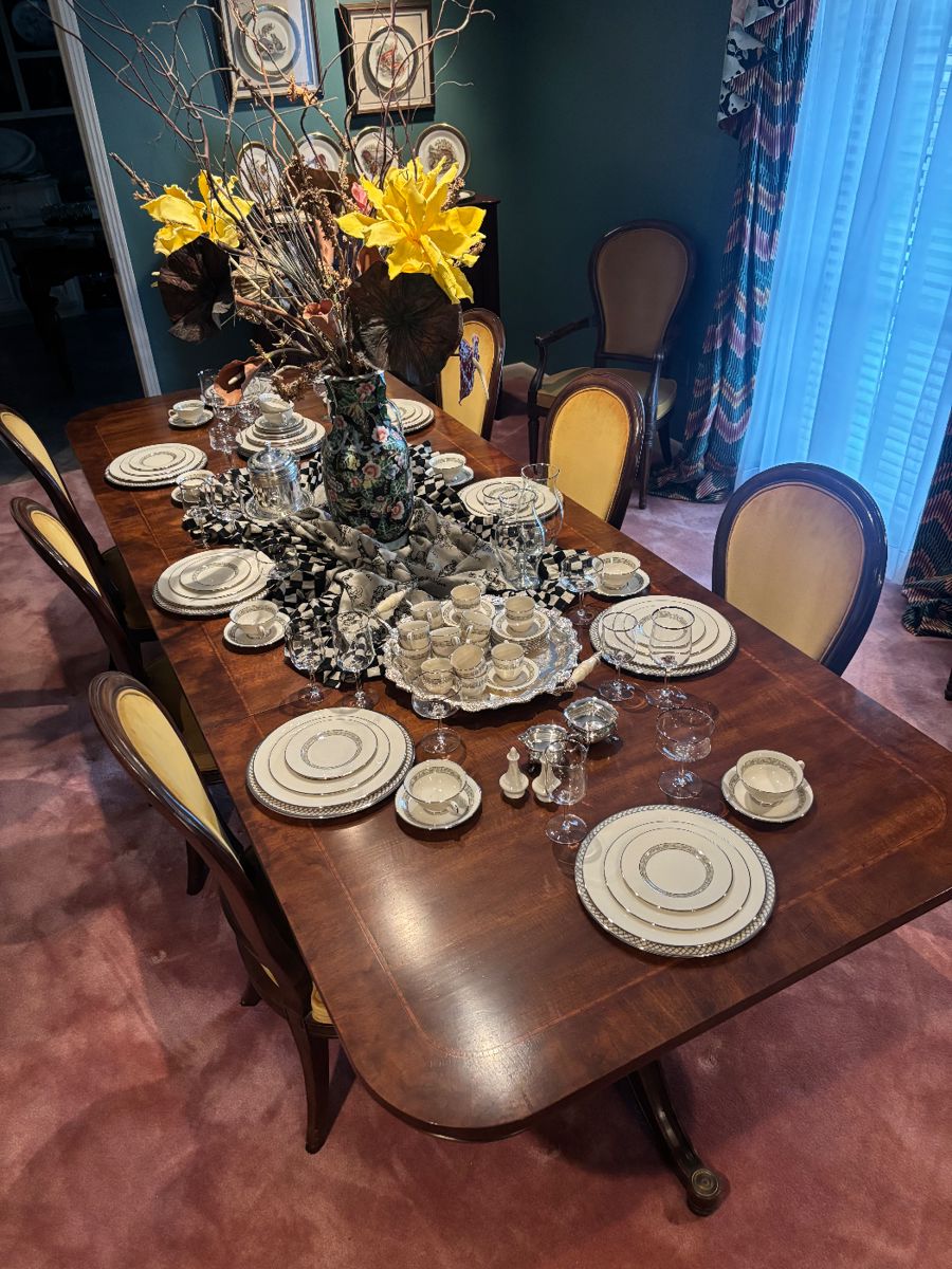 Henredon dining room table 3 leaves and 8 chairs pristine condition