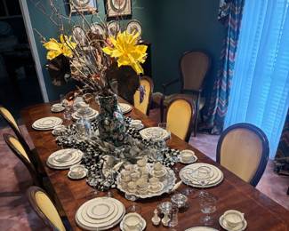 Henredon dining room table 3 leaves and 8 chairs pristine condition