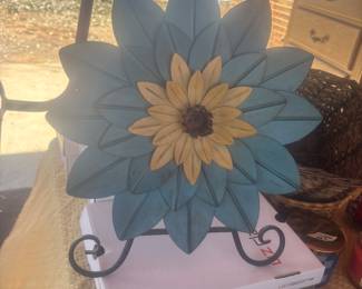 Metal flower w stand 