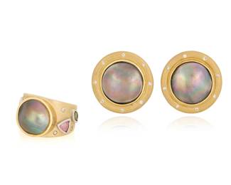 1124
A Gold, Gem-Set and Mabe Pearl Ring and Earring Set
Featuring a 14k gold ring centering a black Mabe pearl, accented various cuts of iolite, green tourmaline, pink tourmaline and citrine together with a pair of 18k gold earrings set with black Mabe pearls, encircled by round diamonds
3 pieces

Measures: 7/8 in., Ring: 5
20.0 grams gross
Estimate: $800 - $1,200