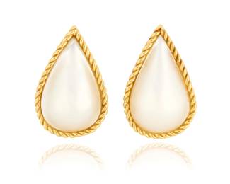 1123
A Pair of 18K Gold and Cultured Pearl Earrings
Featuring two pear-shaped Mabe pearls surrounded by a gold rope design, with maker's mark
2 pieces

Measures: 1 x 5/8 in.
13.0 grams gross
Estimate: $400 - $600

