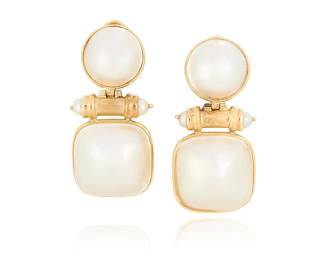 1009
A Pair of 14K Gold and Mabe Pearl Earclips
Featuring round and rounded square mabe pearls, accented by cultured pearl beads
2 pieces

Measures: 1 1/2 x 3/4 in.
15.2 grams gross
Estimate: $600 - $800