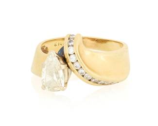 1140
A 14K Gold and Diamond Ring
Centering a pear-shaped diamond weighing approximately 0.85 carat accented by a sweeping row of round diamonds weighing approximately 0.30 carats

Size: 7 1/2
5.8 grams gross
Estimate: $1,500 - $2,500