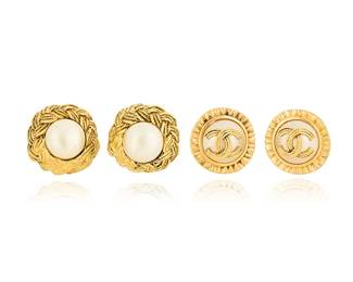 1157
CHANEL: Two Pairs of Gold Tone and Faux Pearl Earrings, 1994
Comprising a pair of Autumne 1994 CC faux pearl clip earrings and a pair of larger faux pearl earrings with gold-tone braided edging, each marked to plaque for Chanel, Made in France

Measures: 1 in. & 7/8 in. diameter
40.0 grams gross
Estimate: $300 - $500