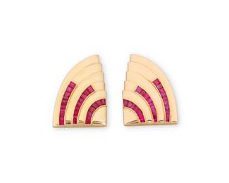 1116
A 14K Gold and Garnet Ring
Centering a pear-shaped garnet measuring approximately 8.55 x 5.98 mm, accented by six round diamonds set in an organic openwork design

Size: 5
5.6 grams gross
Estimate: $200 - $300