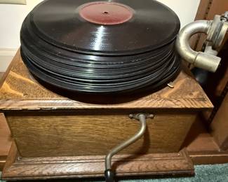Victor Talking Machine VV-IV Phonograph and Records
