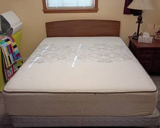 QUEEN SIZE LIKE NEW SEALY HYBRID MATTRESS SET