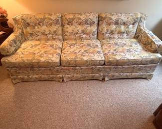MCM YELLOW FLORAL TUFTED SOFA IN EXCELLENT CONDITION. ALWAY COVERED IN PLASTIC , ITS JUST LIKE THE FAMOUS SOFA ON EVERYBODY LOVES RAYMOND.