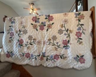 FULL/QUEEN SIZE FLORAL QUILTED COMFORTER