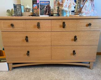 DISTINCTIVE FURNITURE BY STANLEY 5 DRAWER DRESSER WITH MIRROR