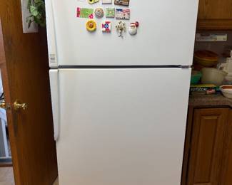 AMANA REFRIGERATOR (1995) WITH ICE MAKER TR2254W