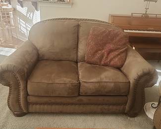 Ashley Furniture Larkinhurst Earth Loveseat with Nailhead Trim