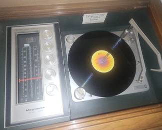 Vintage Magnavox stereo/turntable cabinet