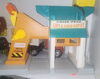 Fisher-Price Lift & Load Depot #942 Playset