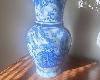 Blue and White Porcelain Vase with Figural Decoration (Monkey)