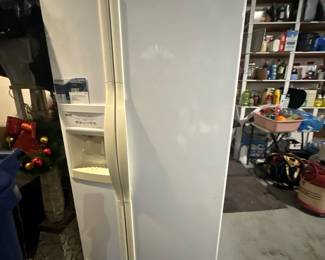Side by side freezer / refrigerator