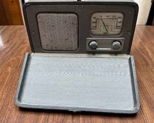 Lot 136  Vintage Colonial Portable Tube Radio Not Working