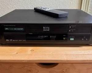 Lot 105  Toshiba DVD Video Player SD3109 Dual Disc System with Remote  Powers On